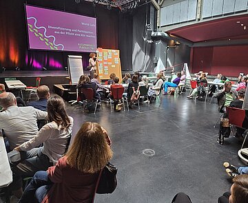 Kulturwerkstatt 2024, die Kulturbüroleitung Susanne Ablaß präsentiert die Ergebnisse des sogenannten World Café Formates