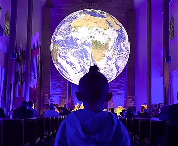 GAIA von Luke Jerram in der Evangelischen Stadtkirche